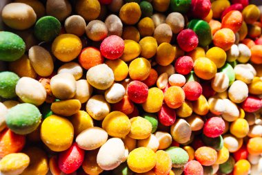 Bezelye şeklinde çok renkli şekerlerin üst görünümü