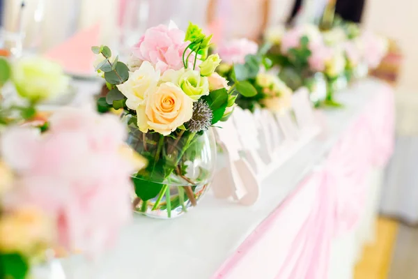 Närbild Ett Vackert Dekorerade Bord För Nygifta Med Blomsterarrangemang — Stockfoto