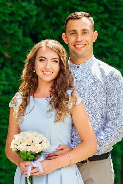 Casal Feliz Amor Roupas Festivas Olhando Para Lente Câmera Sorrisos — Fotografia de Stock