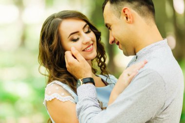 Çocuk yavaşça kız yüzü dokunur ve o da gözlerini kapattı