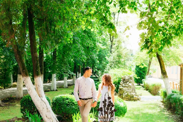 Ein Verliebtes Paar Vergnügt Sich Einem Wunderschönen Park Sie Schauen — Stockfoto