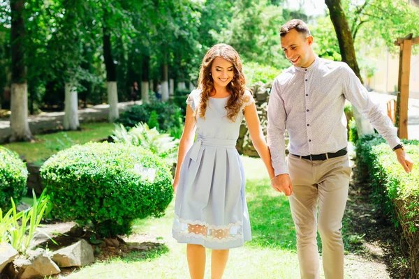 Jongen Meisje Feestelijke Kleding Houden Handen Lopen Een Prachtig Park — Stockfoto