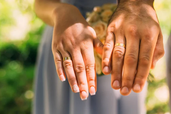 Close Mão Noiva Mão Noivo Com Alianças Casamento — Fotografia de Stock