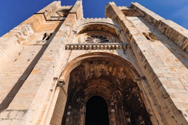 Lisbon, Portekiz - 20 Ocak 2018 görünümü kemerli ve kuleleri ile eski Katedrali kadar alttan