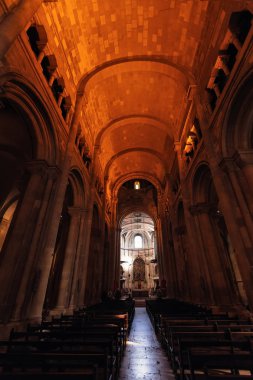 Lisbon, Portekiz - 20 Ocak 2018 birçok tezgahları ve yüksek kemerli ve sütunlar ile büyük katedral büyük salonunda