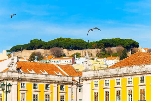 Lizbona Portugalia Sty 2018 Wysokie Mury Zielone Drzewa Szczycie Wzgórza — Zdjęcie stockowe