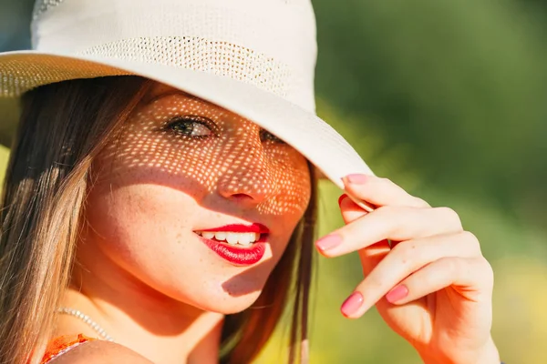 Hafif Bir Makyaj Kafasındaki Şık Bir Şapka Ile Bir Kız — Stok fotoğraf