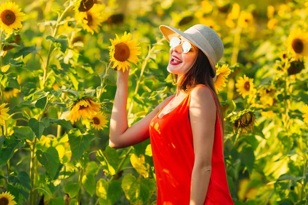 Ein Feld Mit Sonnenblumen Und Ein Schönes Mädchen Mit Hut — Stockfoto