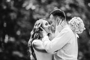 adam ve kız yüz yüze ve tutan eller birbirlerinin yüzüne stand ve üzerinde siyah ve beyaz fotoğraf öpmek istiyorum