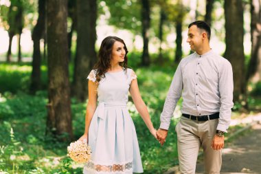 kız elbise ve bir buket çiçek el erkek arıyorum ve onlar ellerini tutun