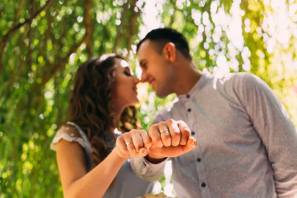 Pareja Después Del Compromiso Mostrando Sus Puños Con Anillos Oro —  Fotos de Stock