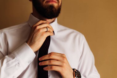 damat ve nasıl tamir ediyor kravat yüzün alt yarısında