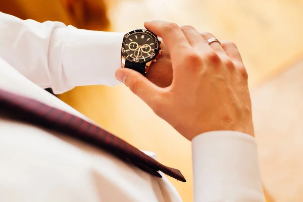Κοντινό Κομψό Ρολόι Στο Χέρι Του Γαμπρού Που Κοιτάζει Καντράν — Φωτογραφία Αρχείου