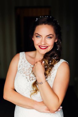 Bir düğün gelinin elbise sevimli gülümsüyor ve kamera lense benziyor