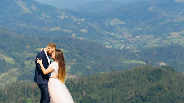 Abraços Sensuais Recém Casados Contra Pano Fundo Montanhas Fantásticas Com — Fotografia de Stock