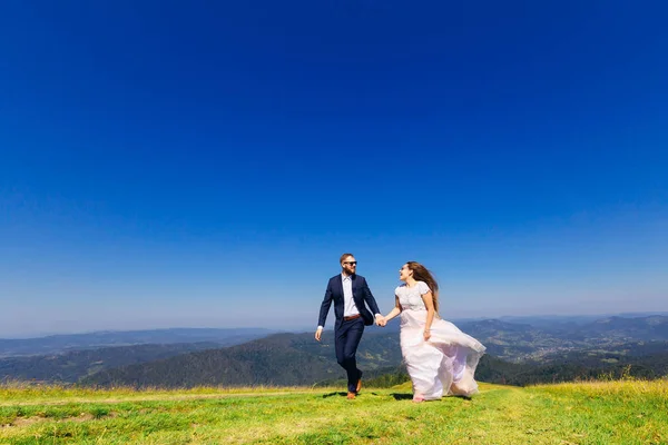 Recém Casados Roupas Festivas Correm Dão Mãos Bonito Olhando Uns — Fotografia de Stock