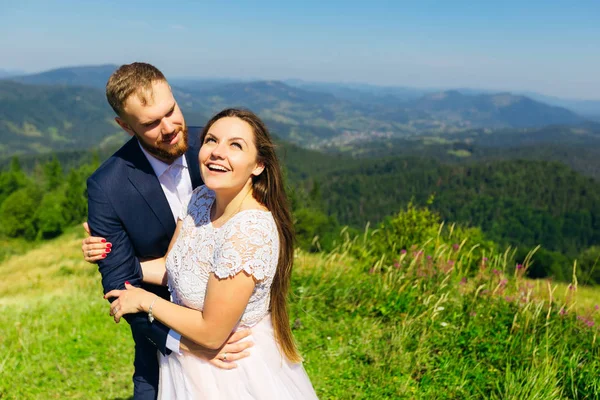 Close Recém Casados Felizes Contra Fundo Das Montanhas Noivo Abraça — Fotografia de Stock