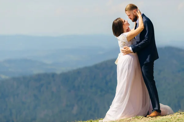 Abbracciare Gli Sposi Con Passione Sulla Montagna Con Una Magnifica — Foto Stock