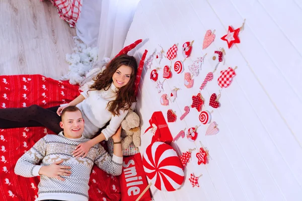 Homem Deitado Joelhos Sua Esposa Interior Bem Decorado Para Natal — Fotografia de Stock