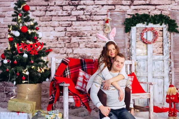 Casal Suéteres Abraço Sala Natal Decorada Com Véspera Ano Novo — Fotografia de Stock