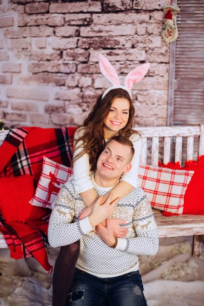 Verliefde Paar Bunny Oren Hoofd Van Meisje — Stockfoto