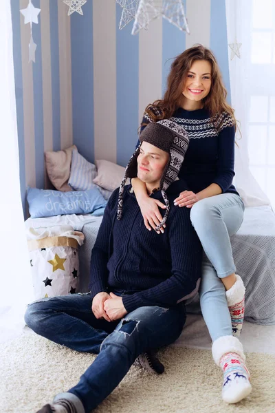 Casal Elegante Uma Roupa Quente Sala Luz Azul — Fotografia de Stock