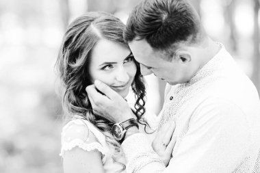 Çocuk yavaşça bir siyah ve beyaz fotoğraf kıza yüz dokunur