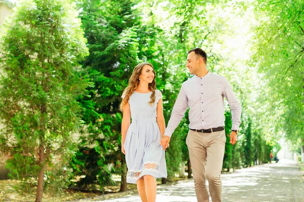 Une Jolie Promenade Deux Amants Qui Tiennent Main Sourient Sincèrement — Photo