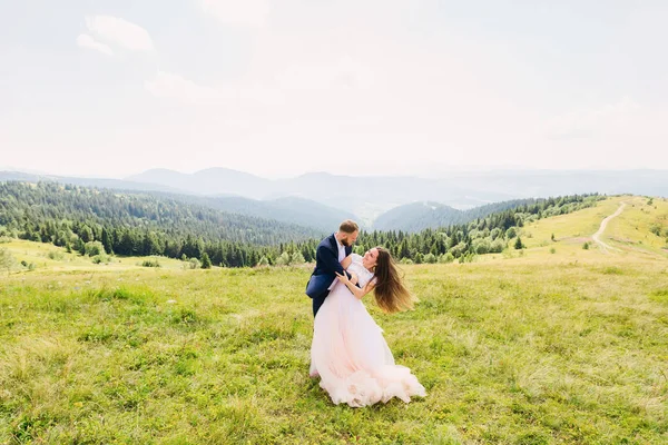 Recém Casados Sorriem Alegremente Abraçam Entre Prado Topo Montanha — Fotografia de Stock