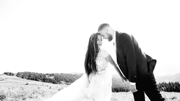 新郎靠在新娘的头上 新娘闭上了眼睛 在山顶上笑了黑白摄影 — 图库照片