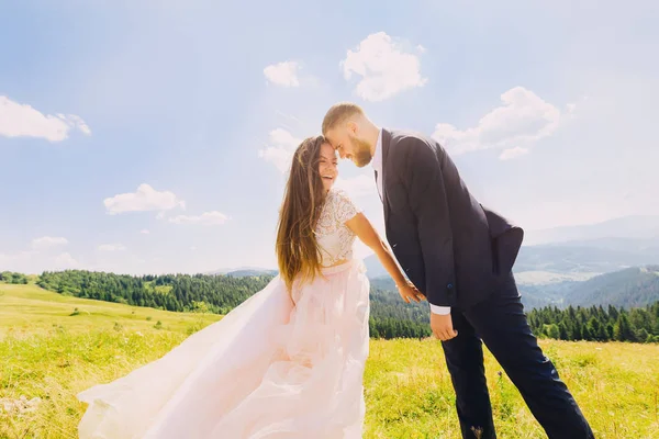 Groom Leaned Bride Head Who Closed Her Eyes Smiled Meadow — Stock Photo, Image