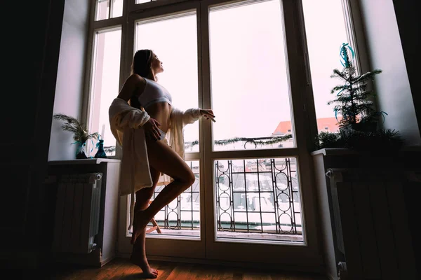 Schöne Sexy Mädchen Weißen Morgenmantel Steht Fenster Mit Einer Modernen — Stockfoto