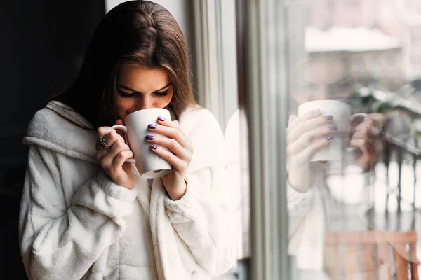 Красива Дівчина Каву Або Чай Вікні Серед Якого Ранкового Сонця — стокове фото