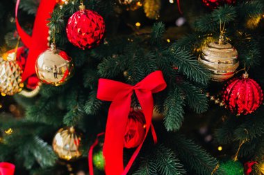 Cam toplar ve büyük kırmızı yay ile Noel ağacı. süslemeleri ile altın ve kırmızı renkteki topları