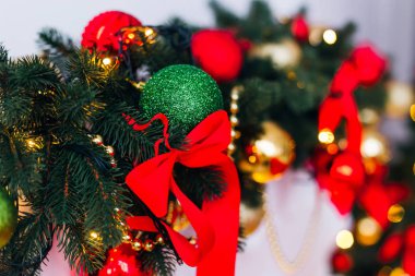 renkli cam topları, yay ve çelenk ile iğne yapraklı dallar Close-up