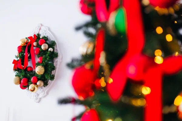 Couronne Noël Avec Des Boules Dorées Rouges Arc Rouge Attaché — Photo