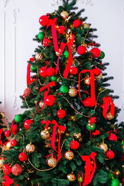 Arbre Noël Festif Avec Belles Décorations Sur Fond Mur Blanc — Photo