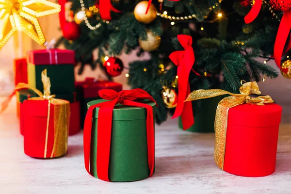 Gros Plan Sur Les Cadeaux Noël Différentes Couleurs Qui Tiennent — Photo