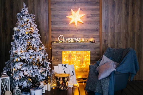 Beau Sapin Noël Près Cheminée Avec Des Guirlandes Fauteuil Avec — Photo