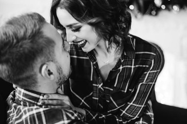 Birbirinize bakın ve üzerinde siyah ve beyaz fotoğraf öpmek isteyen bir çift aşık bir close-up