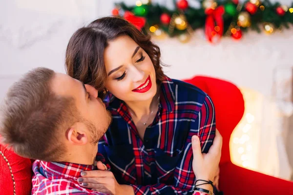 Ragazzo Seduto Sul Divano Abbraccia Sua Ragazza Vuole Baciarla Chiuso — Foto Stock