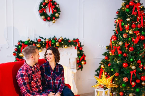 소파에 앉아서 벽난로 크리스마스 나무와 크리스마스 사랑에 — 스톡 사진