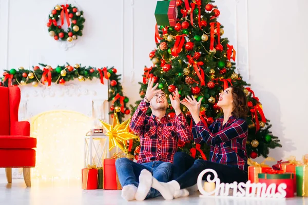 Couple Amoureux Lever Main Essayer Attraper Cadeau Dans Une Chambre — Photo