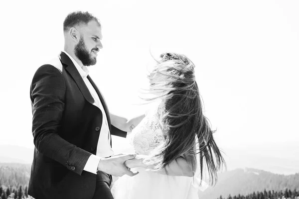 Jonggehuwden Permanent Aangezicht Tot Aangezicht Kijken Naar Elkaar Wind Blaast — Stockfoto