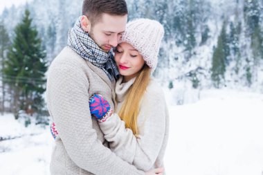 İki kazak aşık sonra orman ve kar ile kaplı bir dağ zemin kucaklamak