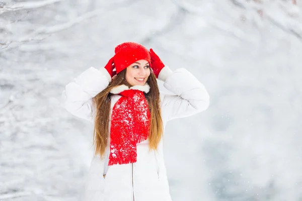 Fille Sourit Tient Ses Mains Dans Ses Gants Près Chapeau — Photo