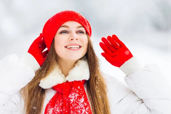 Kış Elbiseleri Yukarıya Bakıp Yakınındaki Kırmızı Şapka Eldiven Ele Tutuşarak — Stok fotoğraf