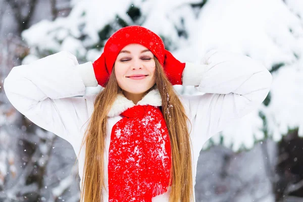 Kız Bir Kış Ceket Kırmızı Bir Şapka Var Olduğu Kar — Stok fotoğraf