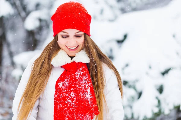 Κορίτσι Ένα Όμορφο Μακιγιάζ Χειμωνιάτικα Ρούχα Κοιτάζει Κάτω Και Χαμόγελα — Φωτογραφία Αρχείου