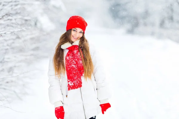 Fille Dans Une Veste Hiver Blanche Chapeau Rouge Avec Une Photo De Stock